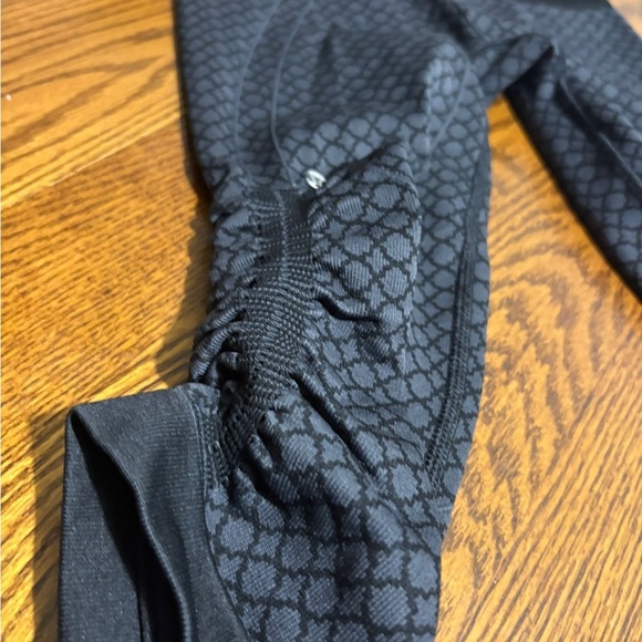 Lululemon 🍋Black  Leggings - Picture 2 of 6
